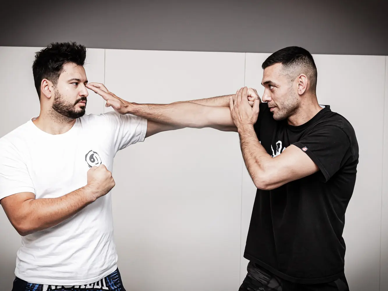 Coach Omid zeigt seinem Schüler Kampftechniken